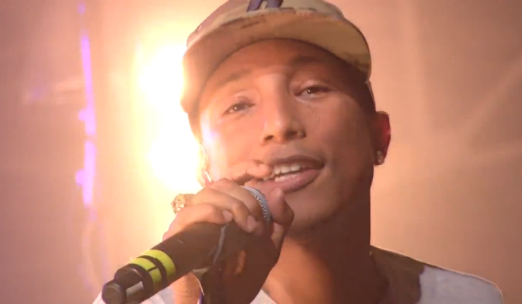 Pharrell Williams framför Daft Punks låt Get Lucky på HTC One Concert.